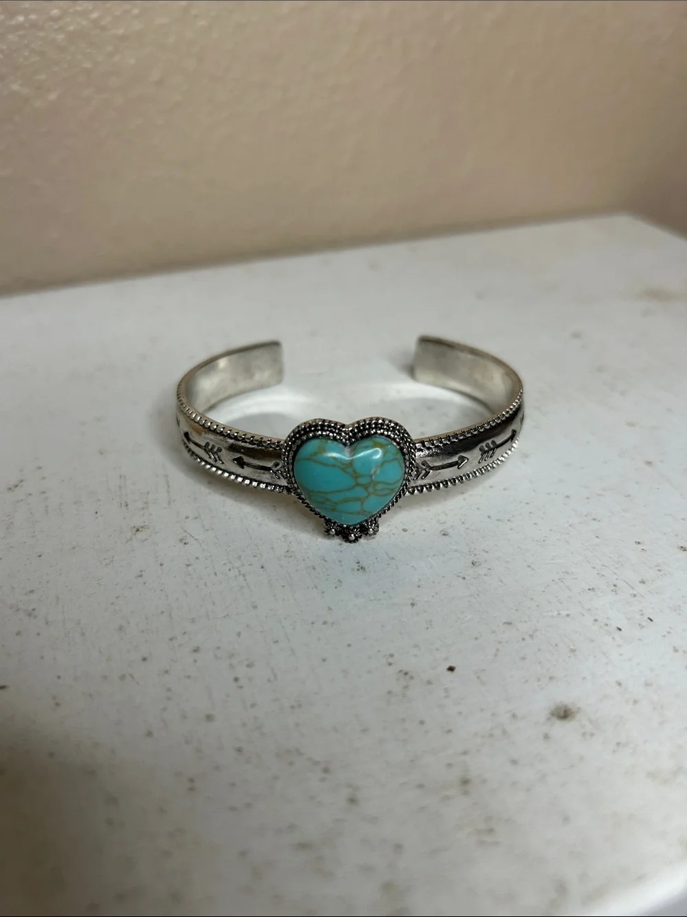 WESTERN Faux Turquoise Heart Silver-Tone Arrow Cuff Bracelet